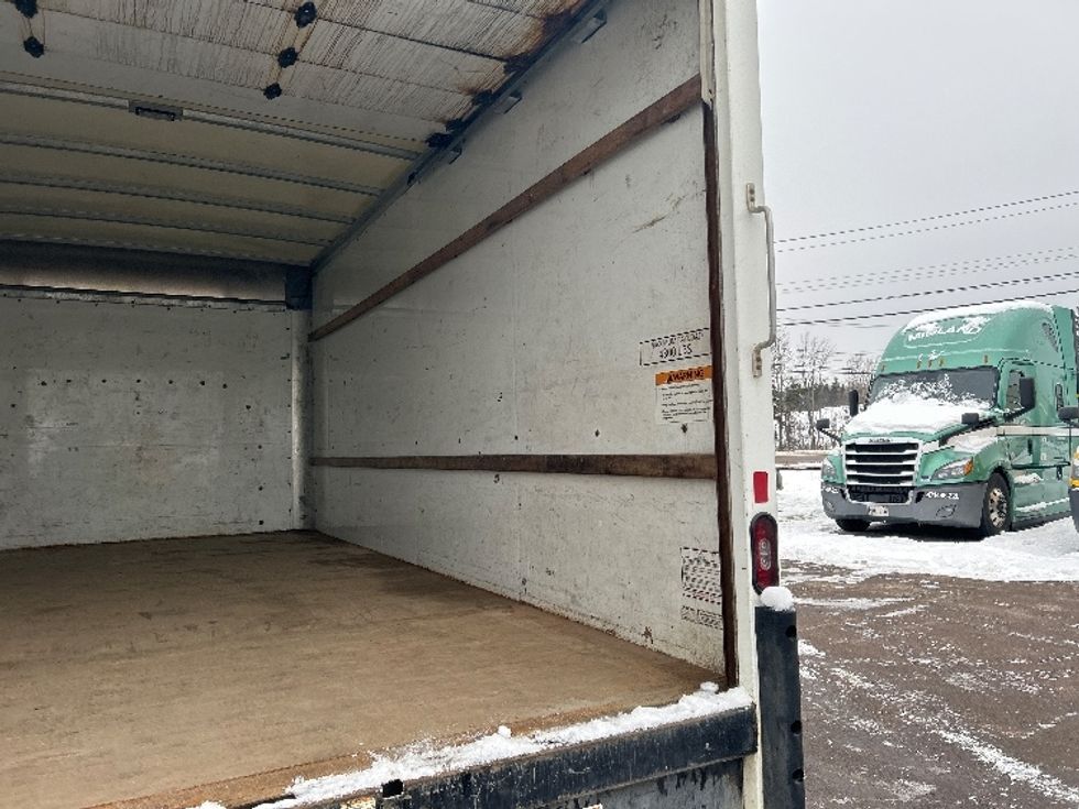Light Duty Box Truck-Light and Medium Duty Trucks-GMC-2019-Savana G33903-Moncton-NB-205,176\n\t\tkm-$ 31,000 - Image 11