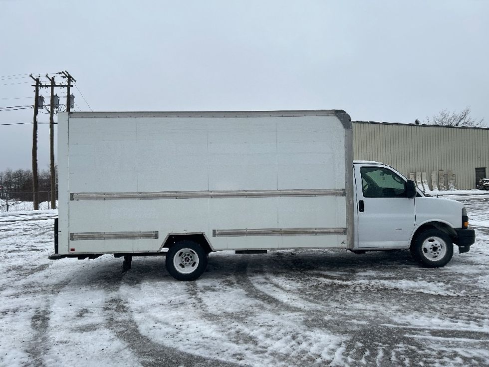 Light Duty Box Truck-Light and Medium Duty Trucks-GMC-2019-Savana G33903-Moncton-NB-205,176\n\t\tkm-$ 31,000 - Image 14