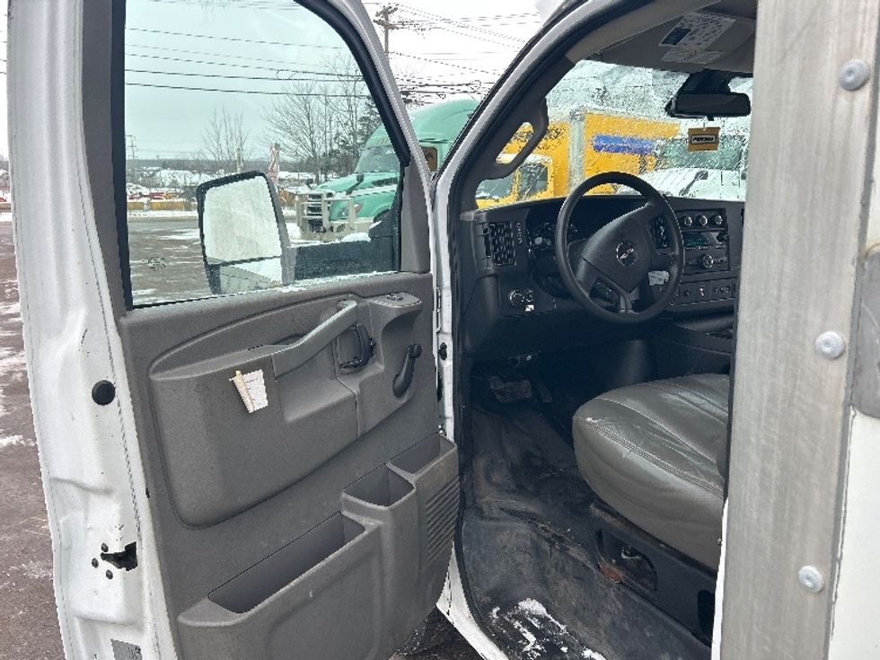 Light Duty Box Truck-Light and Medium Duty Trucks-GMC-2019-Savana G33903-Moncton-NB-205,176\n\t\tkm-$ 31,000 - Image 15