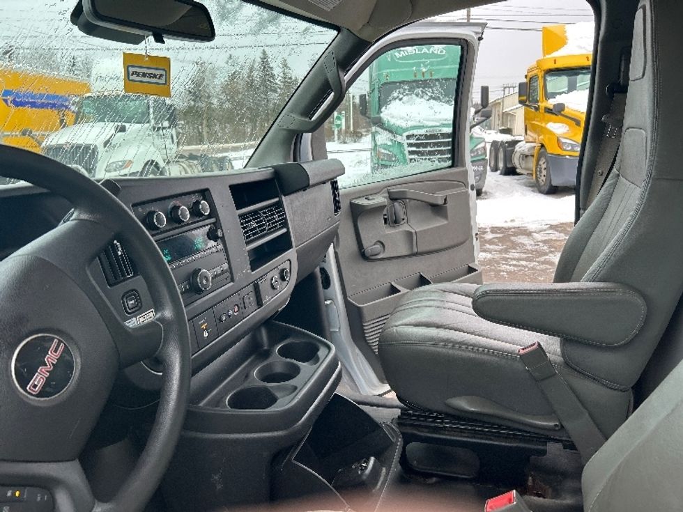 Light Duty Box Truck-Light and Medium Duty Trucks-GMC-2019-Savana G33903-Moncton-NB-205,176\n\t\tkm-$ 31,000 - Image 18