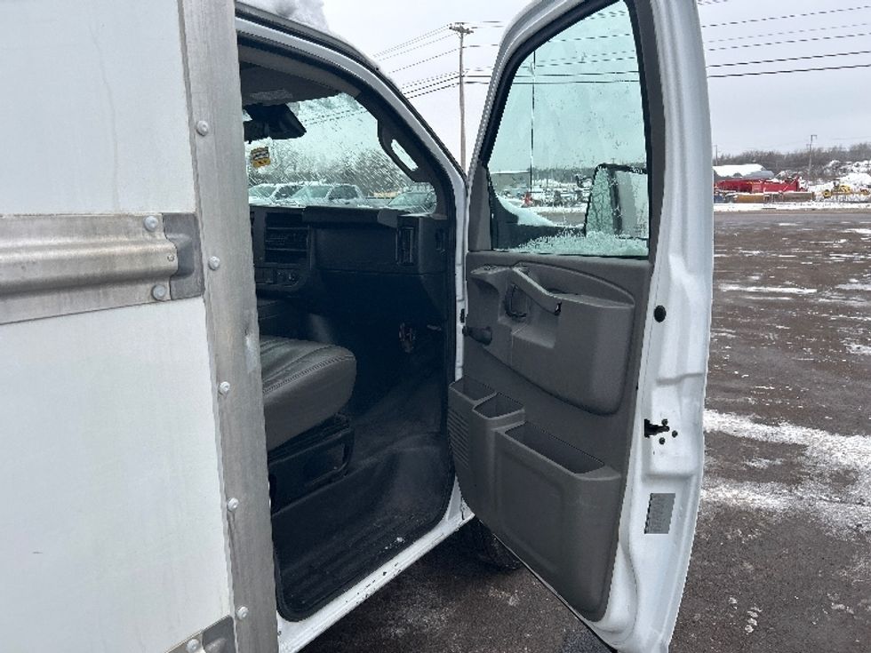 Light Duty Box Truck-Light and Medium Duty Trucks-GMC-2019-Savana G33903-Moncton-NB-205,176\n\t\tkm-$ 31,000 - Image 19