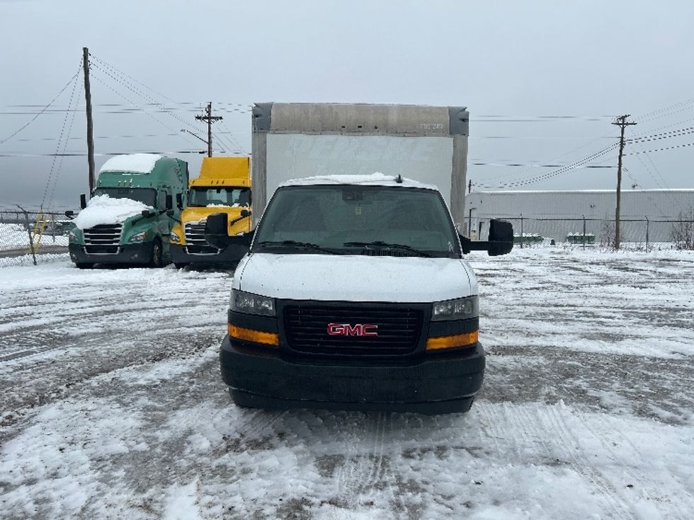 Light Duty Box Truck-Light and Medium Duty Trucks-GMC-2019-Savana G33903-Moncton-NB-205,176\n\t\tkm-$ 31,000 - Image 2