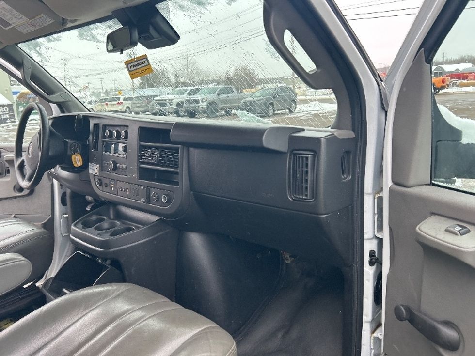 Light Duty Box Truck-Light and Medium Duty Trucks-GMC-2019-Savana G33903-Moncton-NB-205,176\n\t\tkm-$ 31,000 - Image 20