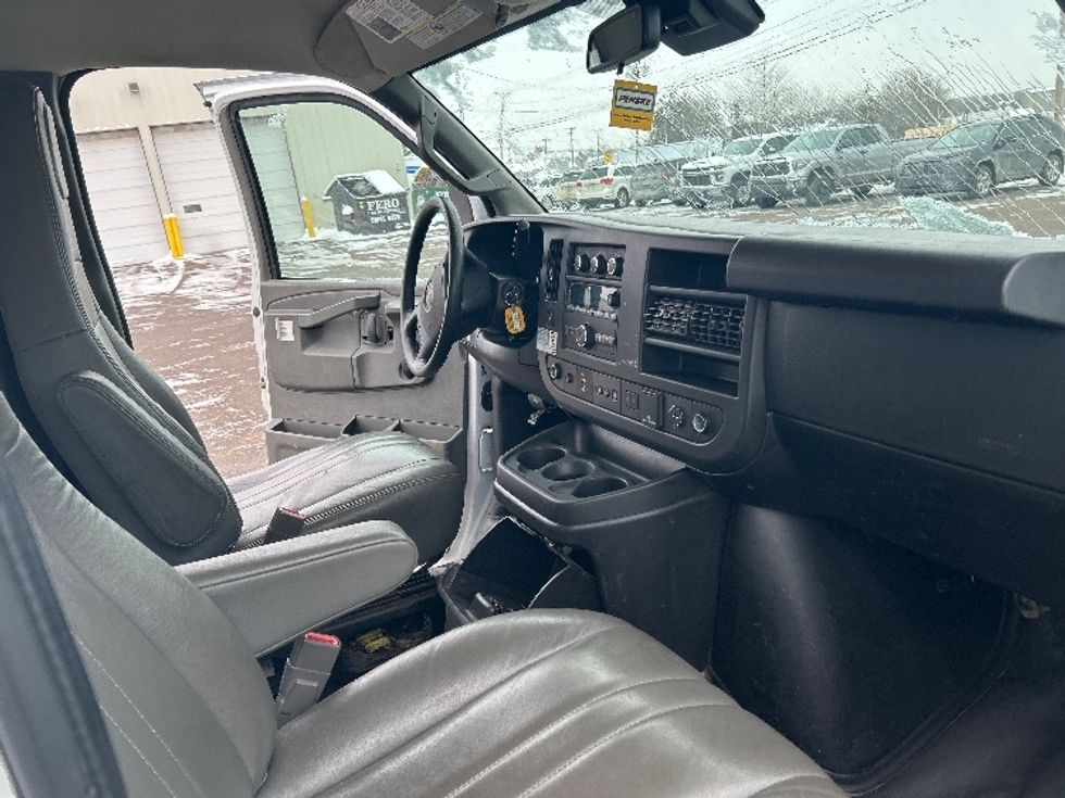 Light Duty Box Truck-Light and Medium Duty Trucks-GMC-2019-Savana G33903-Moncton-NB-205,176\n\t\tkm-$ 31,000 - Image 21