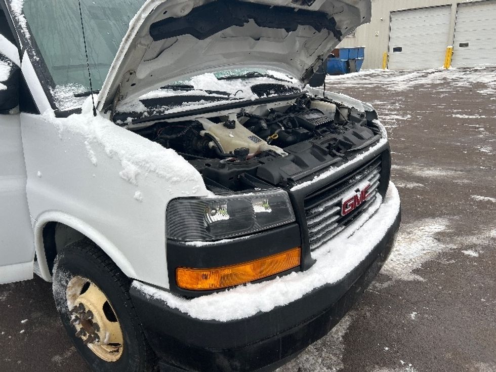 Light Duty Box Truck-Light and Medium Duty Trucks-GMC-2019-Savana G33903-Moncton-NB-205,176\n\t\tkm-$ 31,000 - Image 22