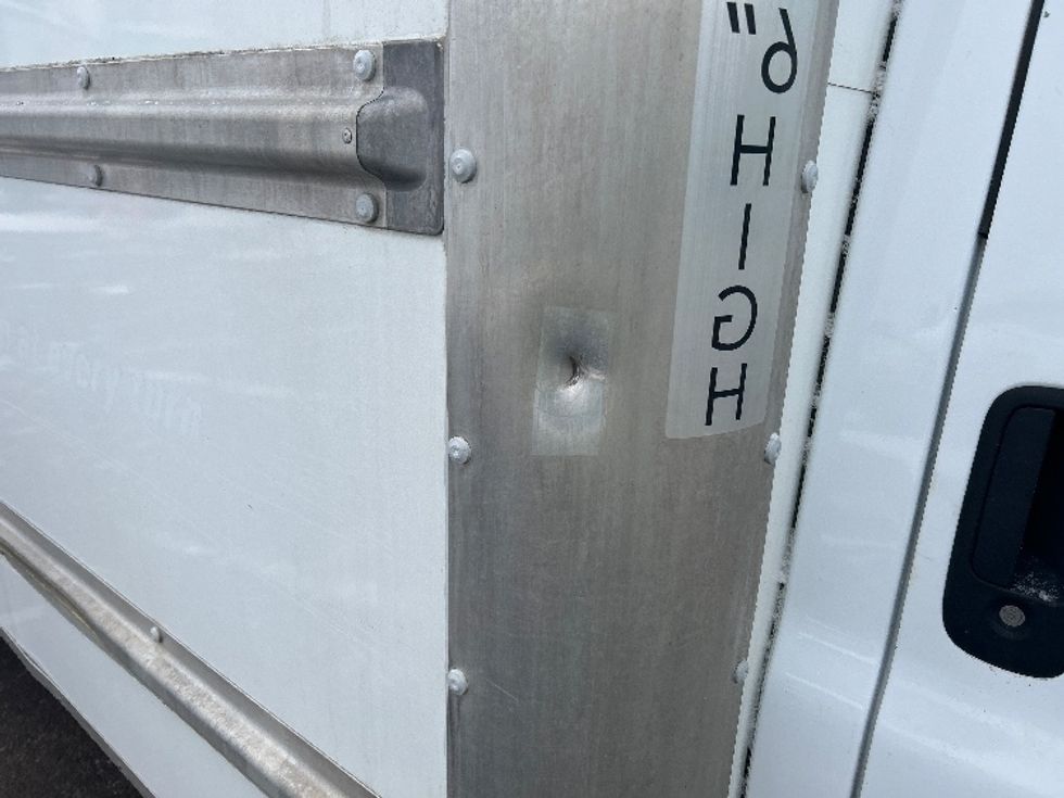 Light Duty Box Truck-Light and Medium Duty Trucks-GMC-2019-Savana G33903-Moncton-NB-205,176\n\t\tkm-$ 31,000 - Image 24