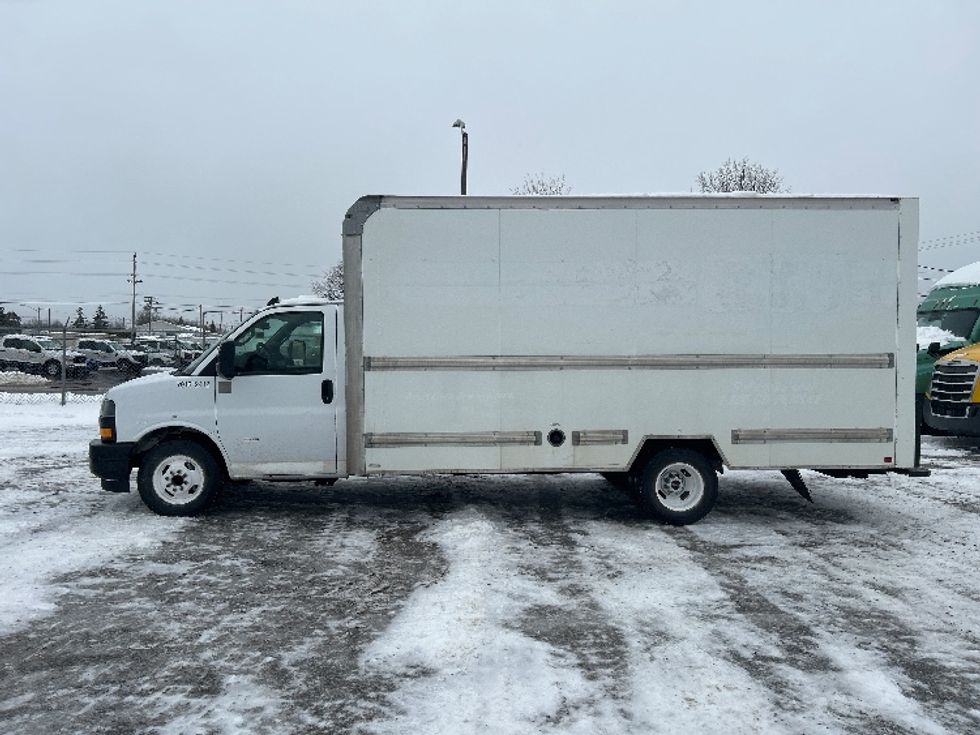 Light Duty Box Truck-Light and Medium Duty Trucks-GMC-2019-Savana G33903-Moncton-NB-205,176\n\t\tkm-$ 31,000 - Image 4