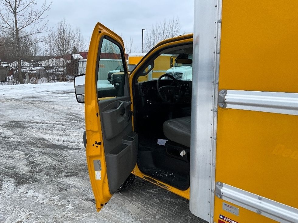 Light Duty Box Truck-Light and Medium Duty Trucks-GMC-2019-Savana G33903-Ottawa-ON-162,242\n\t\tkm-$ 30,750 - Image 15