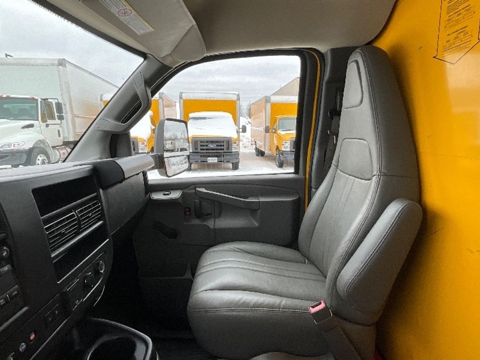 Light Duty Box Truck-Light and Medium Duty Trucks-GMC-2019-Savana G33903-Ottawa-ON-162,242\n\t\tkm-$ 30,750 - Image 18