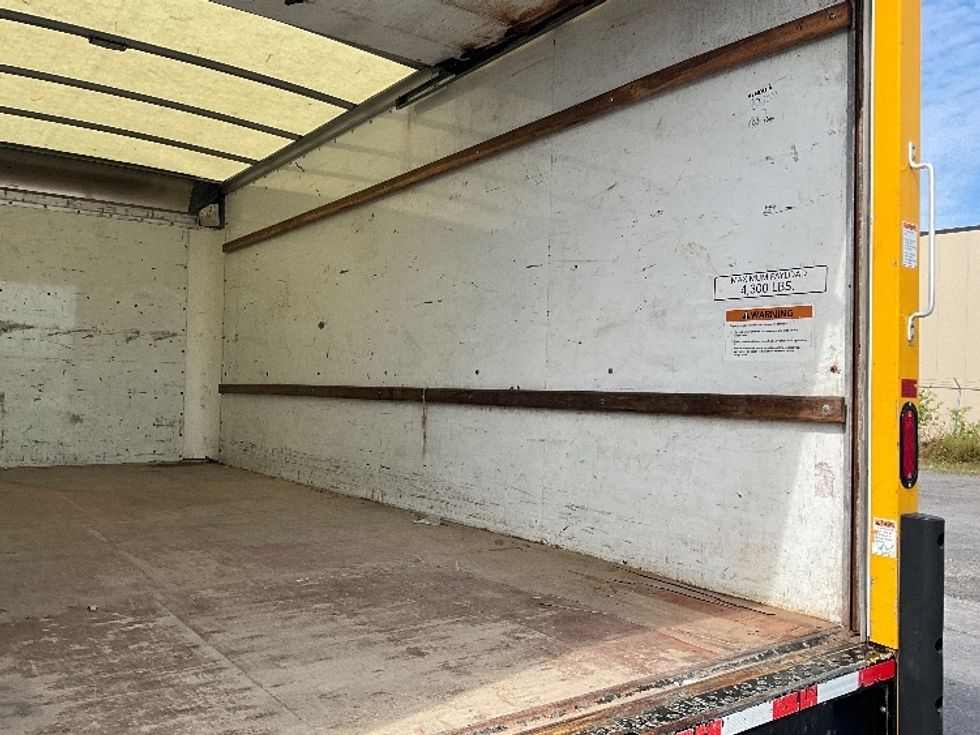 Light Duty Box Truck-Light and Medium Duty Trucks-GMC-2019-Savana G33903-Ottawa-ON-218,005\n\t\tkm-$ 24,500 - Image 12