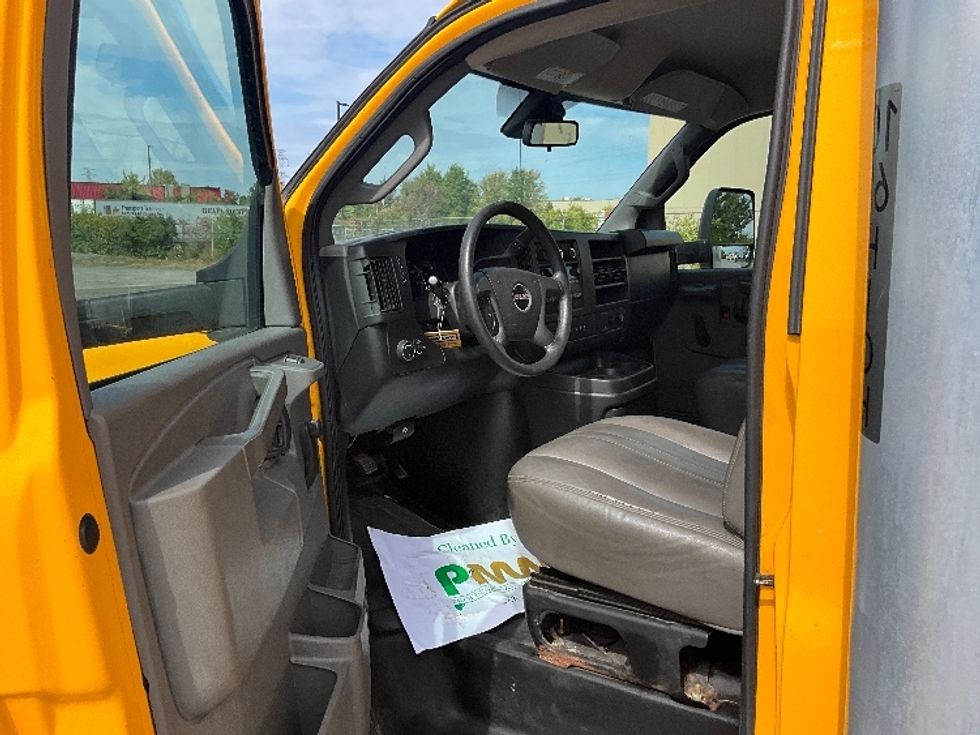 Light Duty Box Truck-Light and Medium Duty Trucks-GMC-2019-Savana G33903-Ottawa-ON-218,005\n\t\tkm-$ 24,500 - Image 16