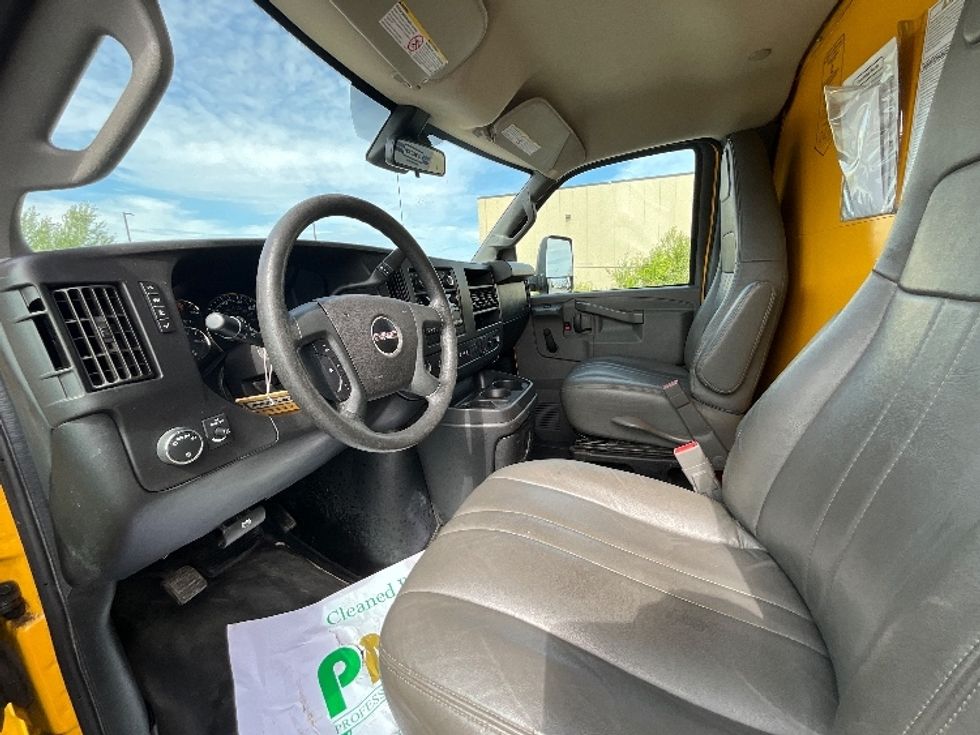 Light Duty Box Truck-Light and Medium Duty Trucks-GMC-2019-Savana G33903-Ottawa-ON-218,005\n\t\tkm-$ 24,500 - Image 17