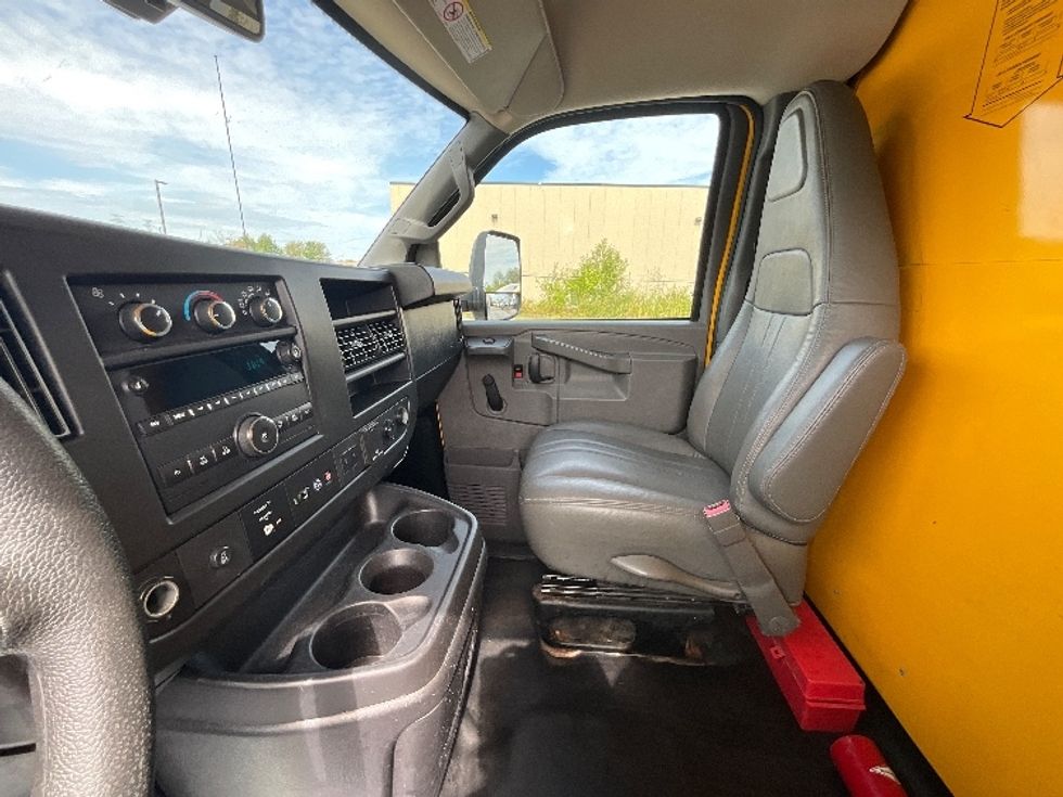 Light Duty Box Truck-Light and Medium Duty Trucks-GMC-2019-Savana G33903-Ottawa-ON-218,005\n\t\tkm-$ 24,500 - Image 19