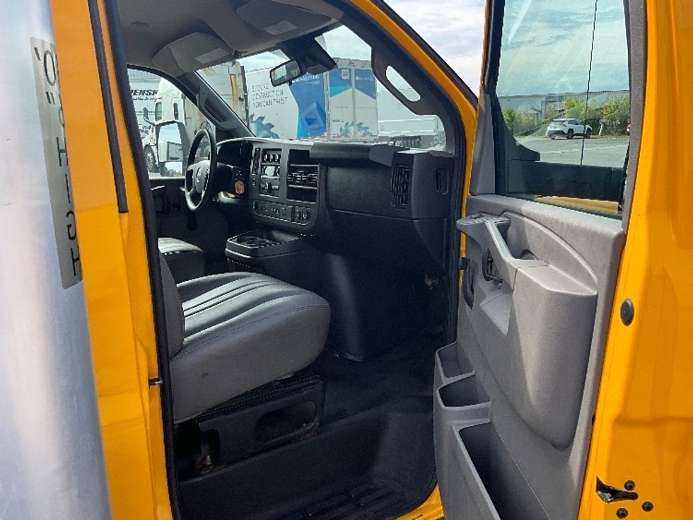 Light Duty Box Truck-Light and Medium Duty Trucks-GMC-2019-Savana G33903-Ottawa-ON-218,005\n\t\tkm-$ 24,500 - Image 20