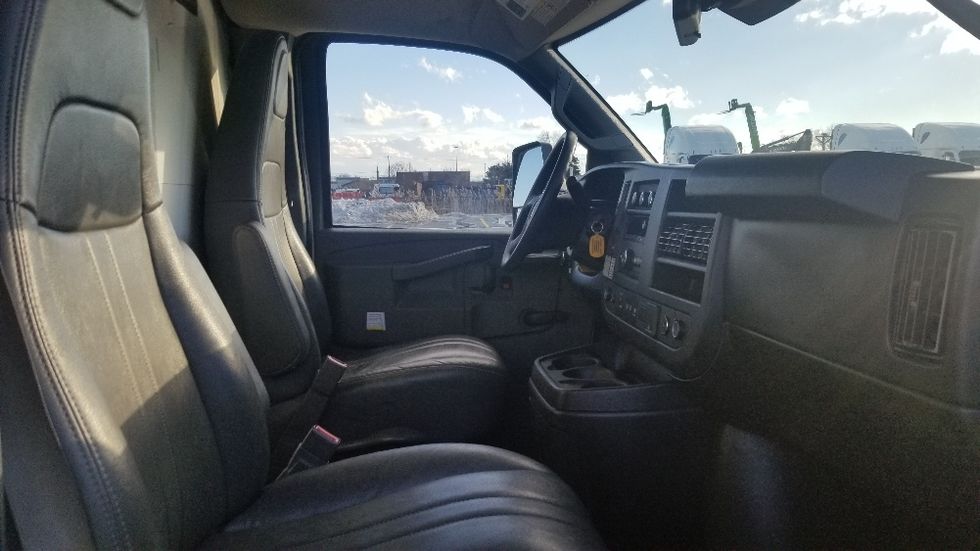 Light Duty Box Truck-Light and Medium Duty Trucks-GMC-2019-Savana G33903-Toronto-ON-183,391\n\t\tkm-$ 33,000 - Image 22