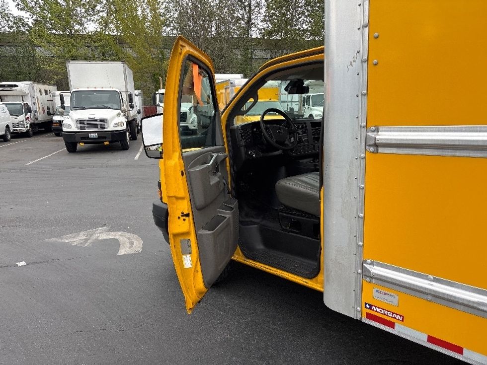 Light Duty Box Truck-Light and Medium Duty Trucks-GMC-2019-Savana SAVANA-Kent-WA-207,095\n\t\tmiles-$ 22,000 - Image 16