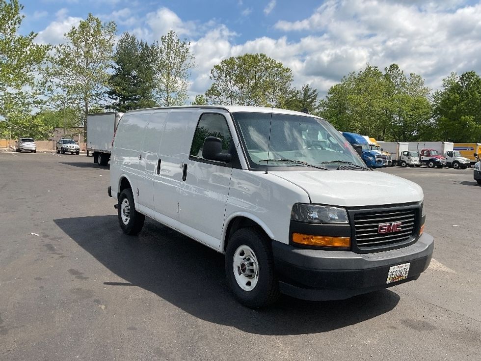 Light Duty Box Truck-Light and Medium Duty Trucks-GMC-2020-G23405-Capitol Heights-MD-90,969\n\t\tmiles-$ 35,250 - Image 1