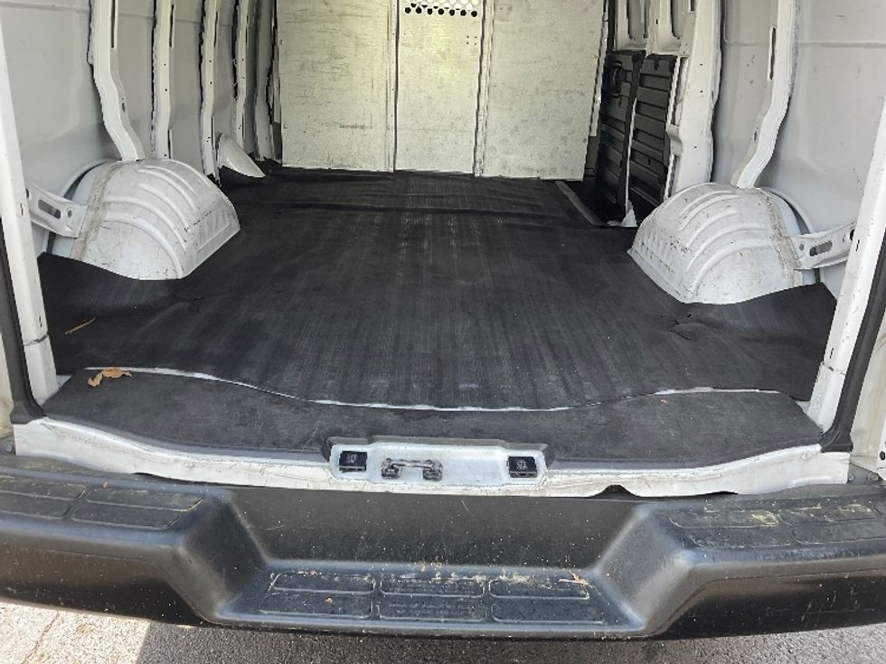 Light Duty Box Truck-Light and Medium Duty Trucks-GMC-2020-G23405-Capitol Heights-MD-90,969\n\t\tmiles-$ 35,250 - Image 10