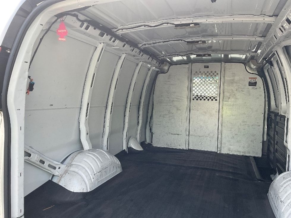 Light Duty Box Truck-Light and Medium Duty Trucks-GMC-2020-G23405-Capitol Heights-MD-90,969\n\t\tmiles-$ 35,250 - Image 11