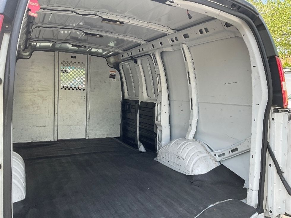 Light Duty Box Truck-Light and Medium Duty Trucks-GMC-2020-G23405-Capitol Heights-MD-90,969\n\t\tmiles-$ 35,250 - Image 12