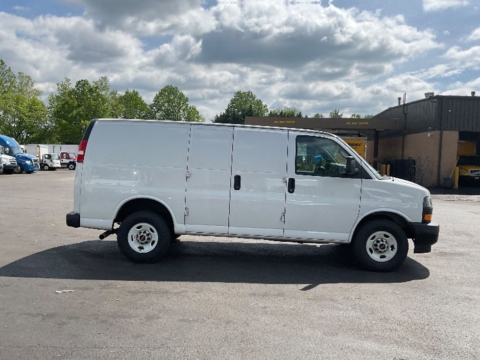 Light Duty Box Truck-Light and Medium Duty Trucks-GMC-2020-G23405-Capitol Heights-MD-90,969\n\t\tmiles-$ 35,250 - Image 15
