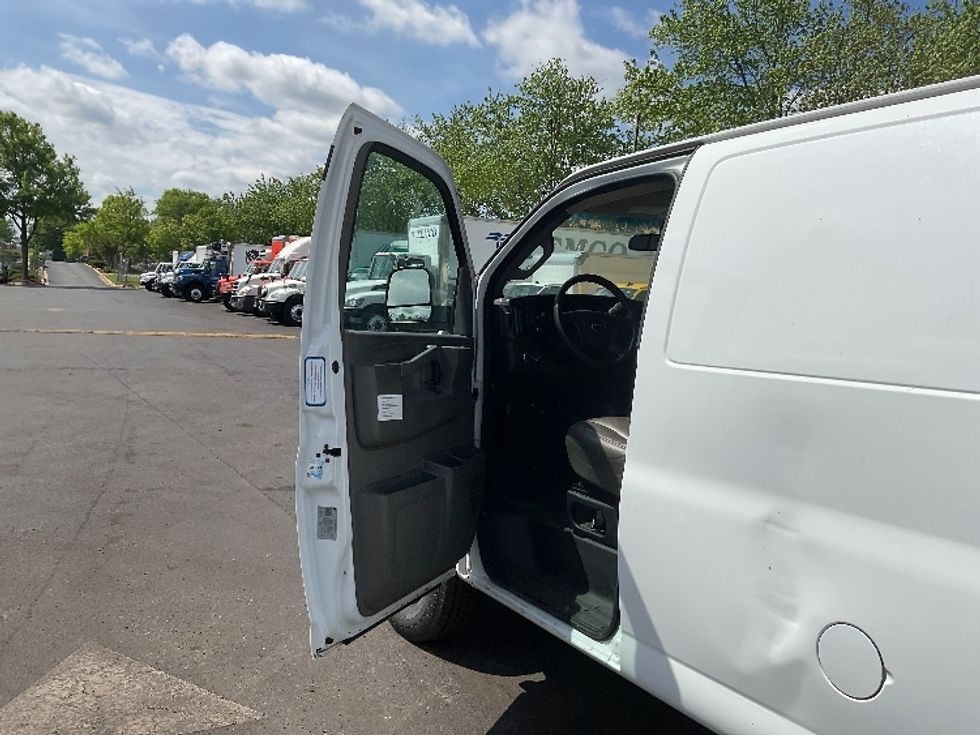 Light Duty Box Truck-Light and Medium Duty Trucks-GMC-2020-G23405-Capitol Heights-MD-90,969\n\t\tmiles-$ 35,250 - Image 16