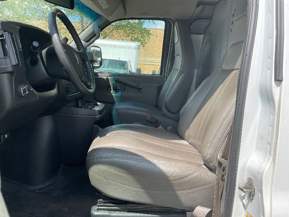 Light Duty Box Truck-Light and Medium Duty Trucks-GMC-2020-G23405-Capitol Heights-MD-90,969\n\t\tmiles-$ 35,250 - Image 17