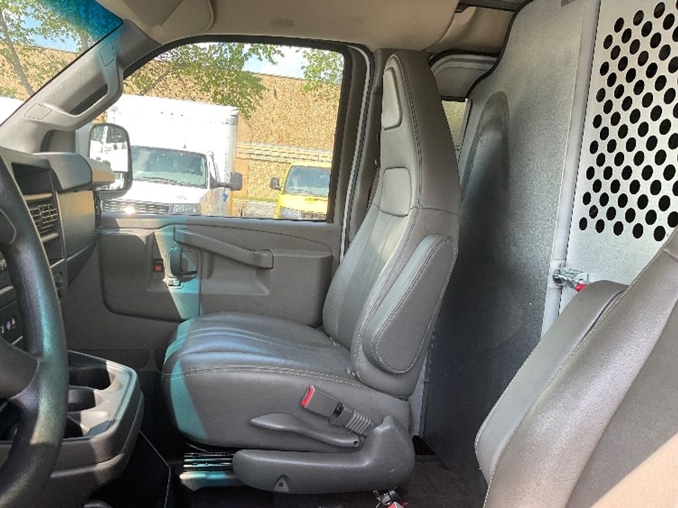 Light Duty Box Truck-Light and Medium Duty Trucks-GMC-2020-G23405-Capitol Heights-MD-90,969\n\t\tmiles-$ 35,250 - Image 19