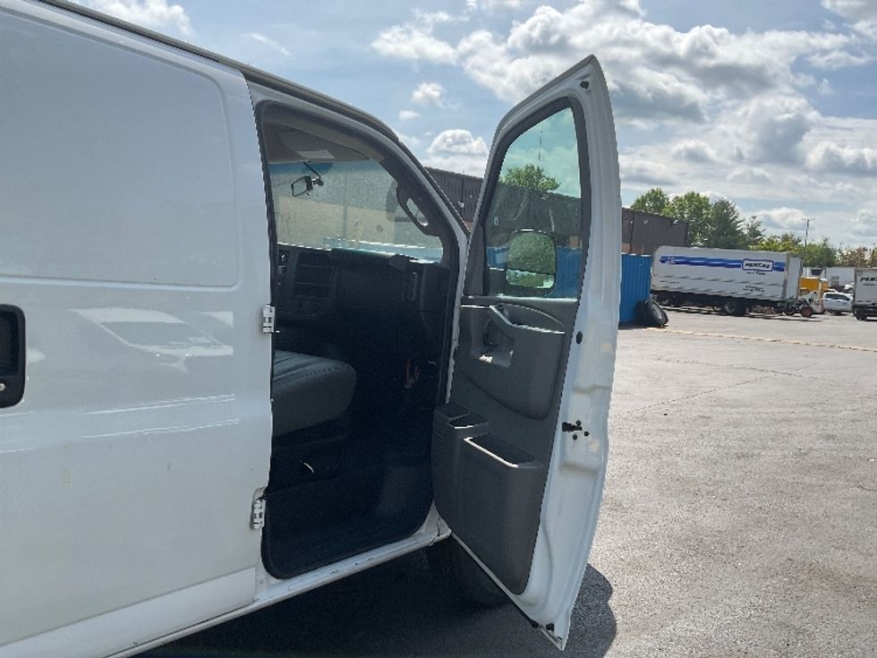Light Duty Box Truck-Light and Medium Duty Trucks-GMC-2020-G23405-Capitol Heights-MD-90,969\n\t\tmiles-$ 35,250 - Image 20