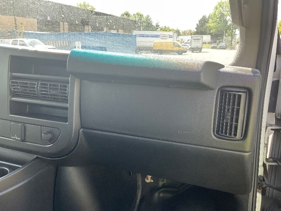 Light Duty Box Truck-Light and Medium Duty Trucks-GMC-2020-G23405-Capitol Heights-MD-90,969\n\t\tmiles-$ 35,250 - Image 21