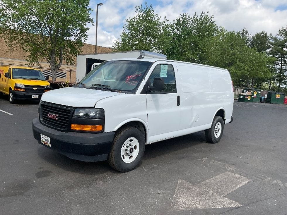 Light Duty Box Truck-Light and Medium Duty Trucks-GMC-2020-G23405-Capitol Heights-MD-90,969\n\t\tmiles-$ 35,250 - Image 3