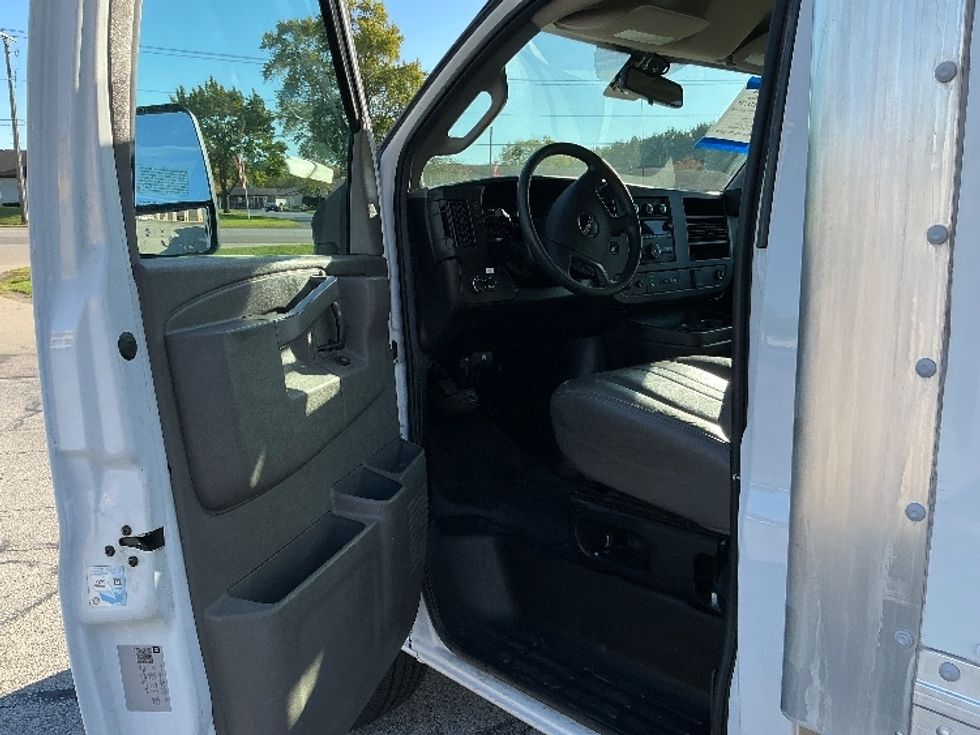 Light Duty Box Truck-Light and Medium Duty Trucks-GMC-2020-G33503-Elkhart-IN-63,138\n\t\tmiles-$ 26,500 - Image 15