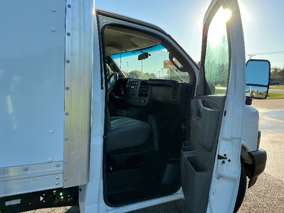 Light Duty Box Truck-Light and Medium Duty Trucks-GMC-2020-G33503-Elkhart-IN-63,138\n\t\tmiles-$ 26,500 - Image 19