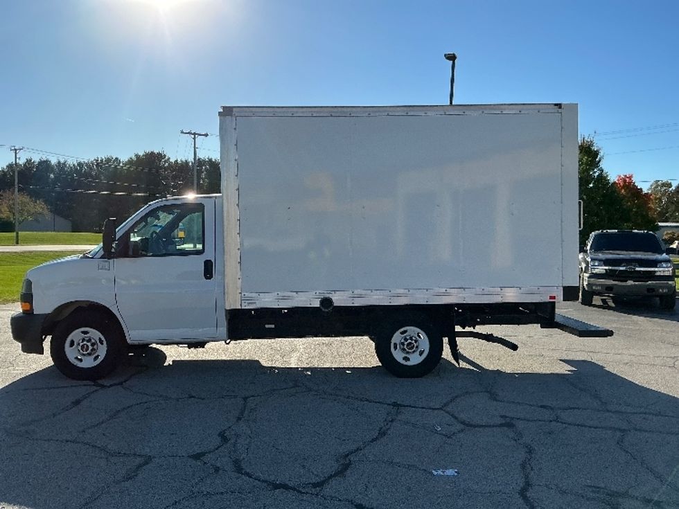 Light Duty Box Truck-Light and Medium Duty Trucks-GMC-2020-G33503-Elkhart-IN-63,138\n\t\tmiles-$ 26,500 - Image 4