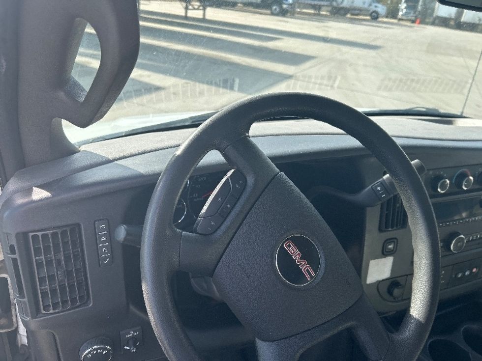 Light Duty Box Truck-Light and Medium Duty Trucks-GMC-2020-G33503-Goshen-IN-110,535\n\t\tmiles-$ 21,000 - Image 16