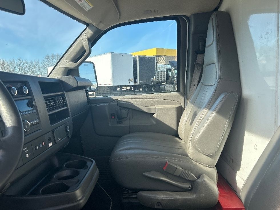 Light Duty Box Truck-Light and Medium Duty Trucks-GMC-2020-G33503-Goshen-IN-110,535\n\t\tmiles-$ 21,000 - Image 18