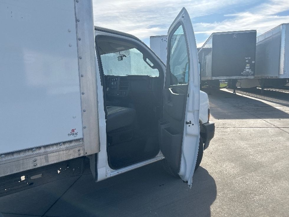 Light Duty Box Truck-Light and Medium Duty Trucks-GMC-2020-G33503-Goshen-IN-110,535\n\t\tmiles-$ 21,000 - Image 19