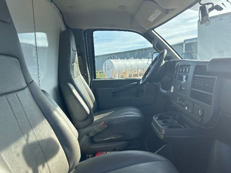 Light Duty Box Truck-Light and Medium Duty Trucks-GMC-2020-G33503-Goshen-IN-110,535\n\t\tmiles-$ 21,000 - Image 23