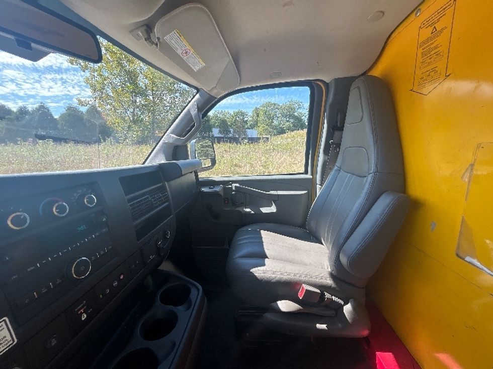 Light Duty Box Truck-Light and Medium Duty Trucks-GMC-2020-Savana G33503-Bowling Green-KY-98,214\n\t\tmiles-$ 24,500 - Image 19