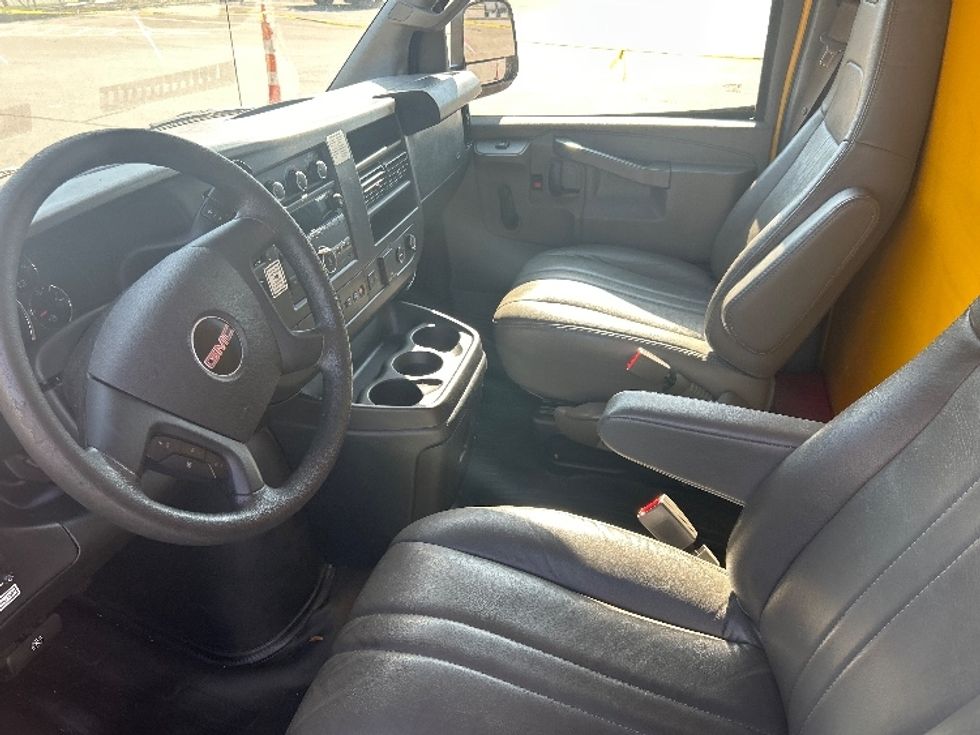 Light Duty Box Truck-Light and Medium Duty Trucks-GMC-2020-Savana G33503-Louisville-KY-89,620\n\t\tmiles-$ 25,250 - Image 16