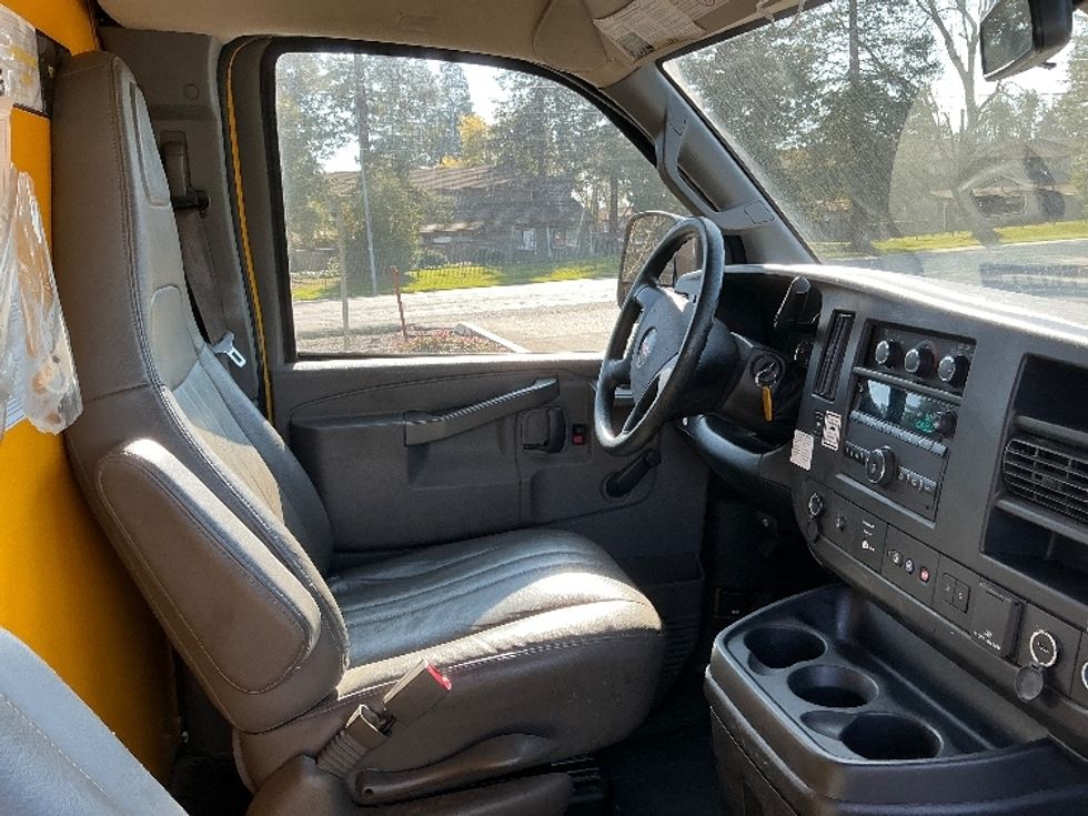 Light Duty Box Truck-Light and Medium Duty Trucks-GMC-2020-Savana G33503-Sacramento-CA-88,235\n\t\tmiles-$ 27,500 - Image 19