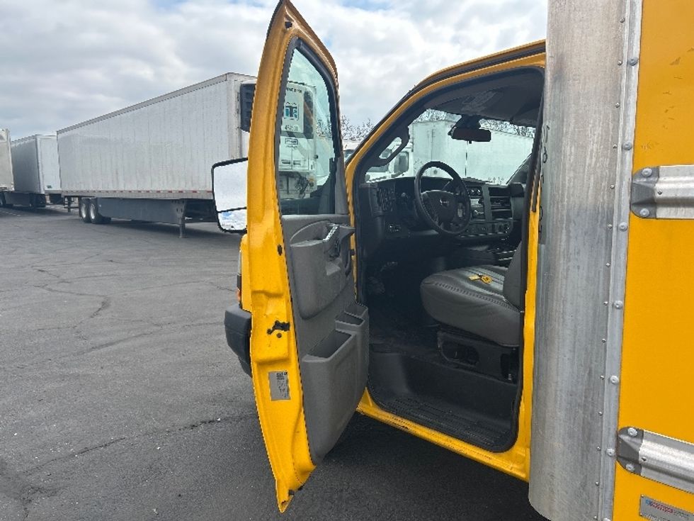 Light Duty Box Truck-Light and Medium Duty Trucks-GMC-2020-Savana G33903-Bakersfield-CA-112,694\n\t\tmiles-$ 26,250 - Image 16