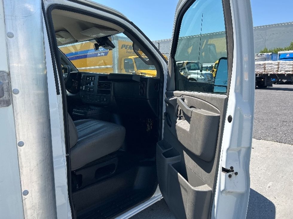 Light Duty Box Truck-Light and Medium Duty Trucks-GMC-2020-Savana G33903-Baton Rouge-LA-116,322\n\t\tmiles-$ 26,250 - Image 16