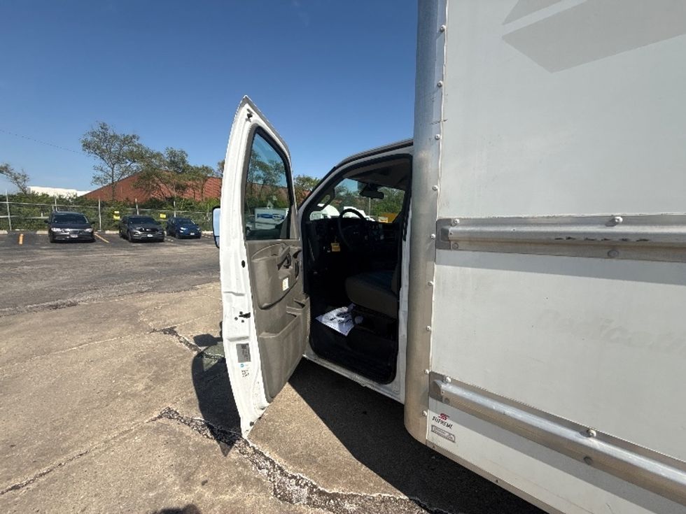 Light Duty Box Truck-Light and Medium Duty Trucks-GMC-2020-Savana G33903-Chicago (Melrose Park)-IL-100,548\n\t\tmiles-$ 27,250 - Image 16