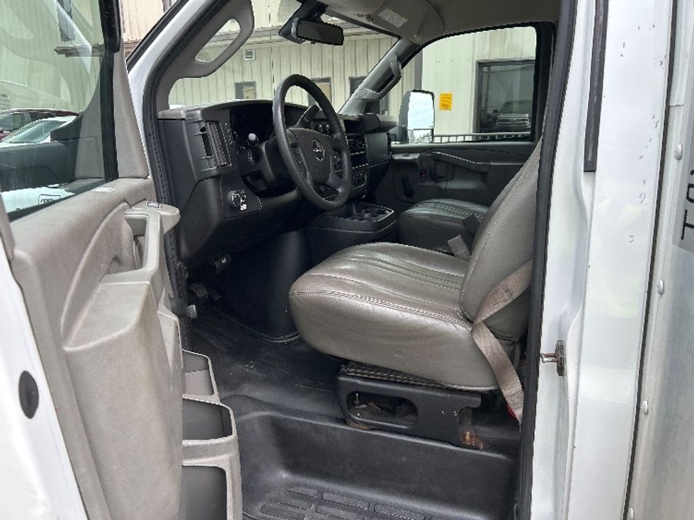 Light Duty Box Truck-Light and Medium Duty Trucks-GMC-2020-Savana G33903-Homewood-AL-113,221\n\t\tmiles-$ 27,000 - Image 16