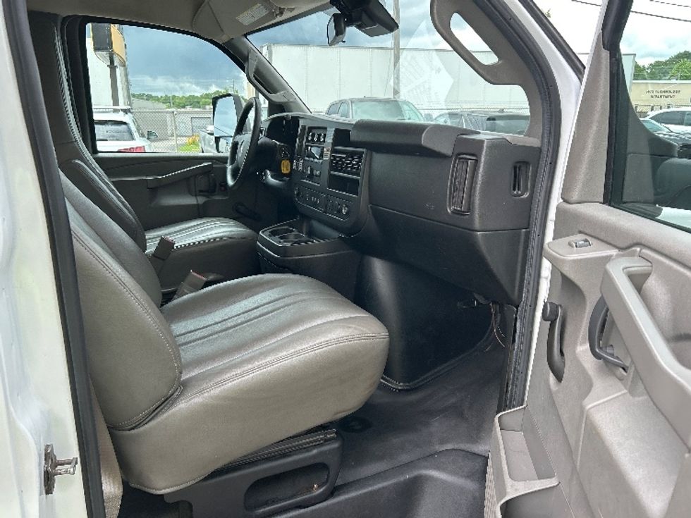 Light Duty Box Truck-Light and Medium Duty Trucks-GMC-2020-Savana G33903-Homewood-AL-113,221\n\t\tmiles-$ 27,000 - Image 20