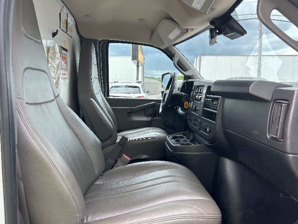 Light Duty Box Truck-Light and Medium Duty Trucks-GMC-2020-Savana G33903-Homewood-AL-113,221\n\t\tmiles-$ 27,000 - Image 22