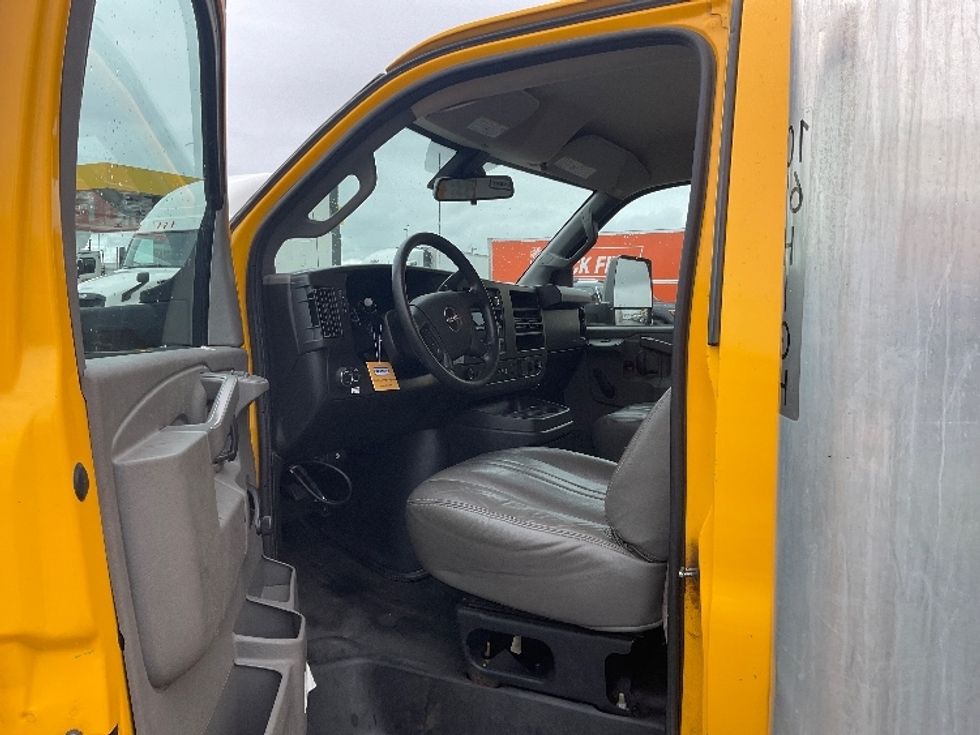 Light Duty Box Truck-Light and Medium Duty Trucks-GMC-2020-Savana G33903-Milwaukee-WI-95,830\n\t\tmiles-$ 23,250 - Image 16