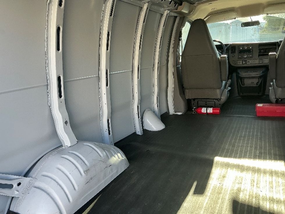 Light Duty Box Truck-Light and Medium Duty Trucks-GMC-2021-G23405-Torrance-CA-7,498\n\t\tmiles-$ 40,500 - Image 11