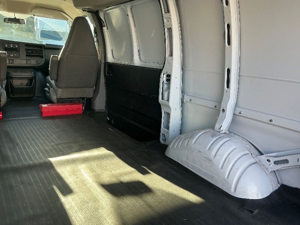 Light Duty Box Truck-Light and Medium Duty Trucks-GMC-2021-G23405-Torrance-CA-7,498\n\t\tmiles-$ 40,500 - Image 12